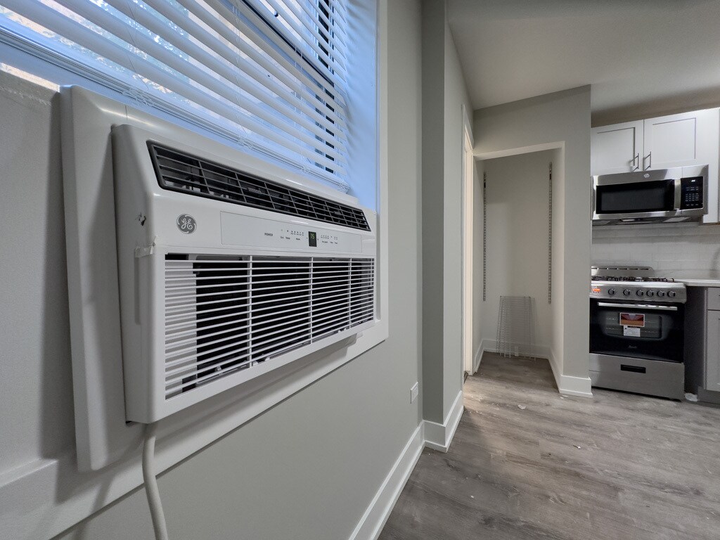 Building Photo - 510 W Belmont Ave