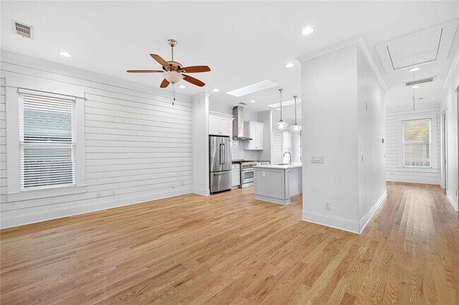 Building Photo - 523 Irwin St NE