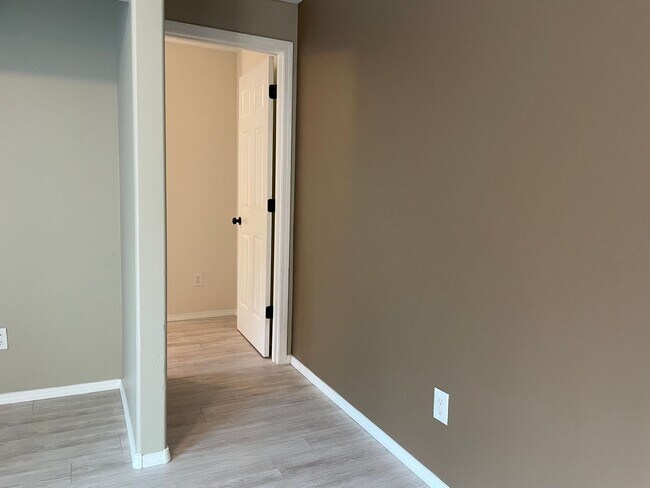 Building Photo - HALF MONTH FREE OF RENT Spacious 5 Bedroom Home! Granite Counters! Pet friendly! Tons of Room for...