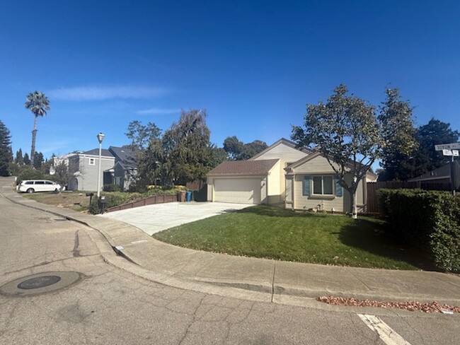 Building Photo - Beautiful 3-Bedroom Benicia Home