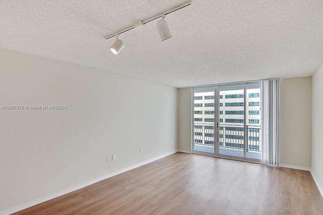 Building Photo - 1111 Brickell Bay Dr