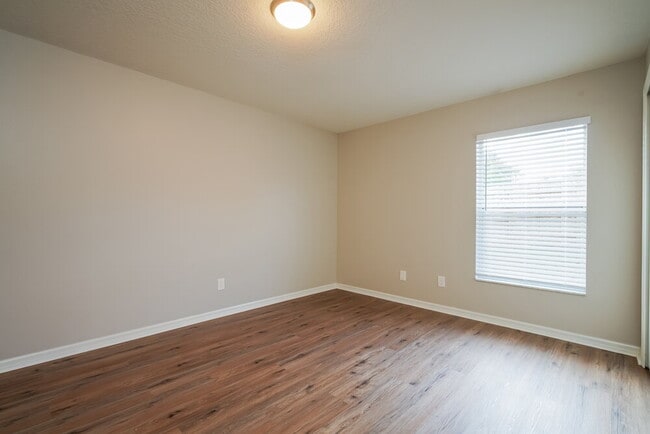 Building Photo - 402 S Dixie Dr