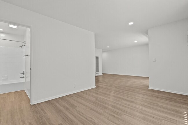 Building Photo - 15286 Sutton St