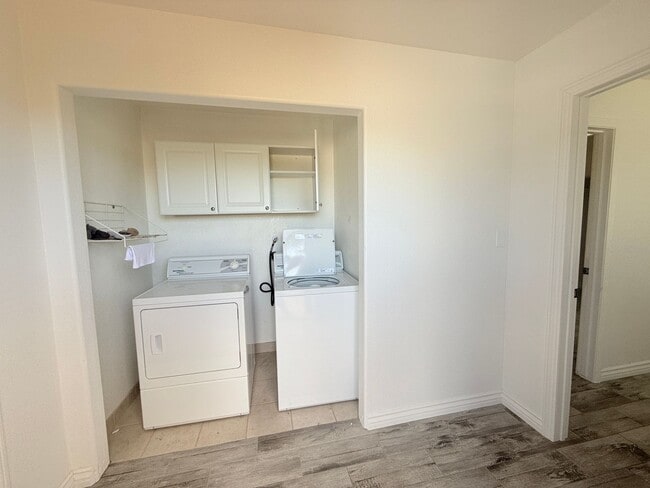 Building Photo - 1-Bedroom Unit with Parking & Appliances –...