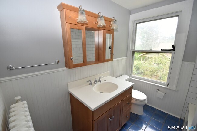 Building Photo - 880 S Quaker Ln