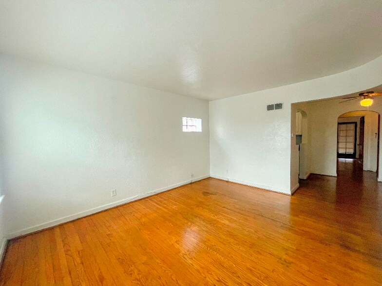 Building Photo - 6231-6233 Eichelberger St