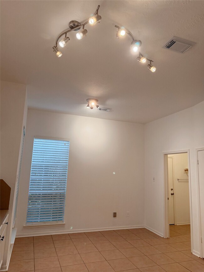 Building Photo - 2819 Russett Pl W