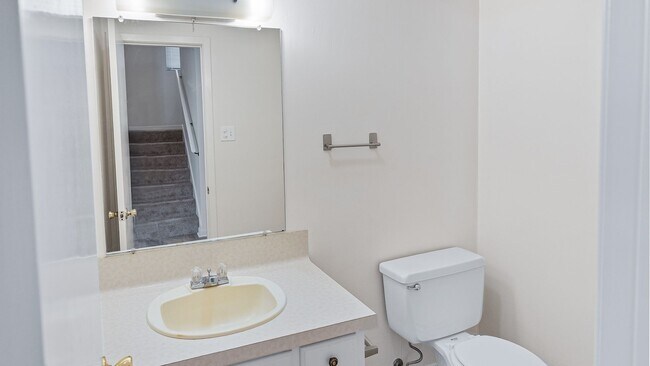 Building Photo - Charming 2-Bedroom Townhome in Desirable P...