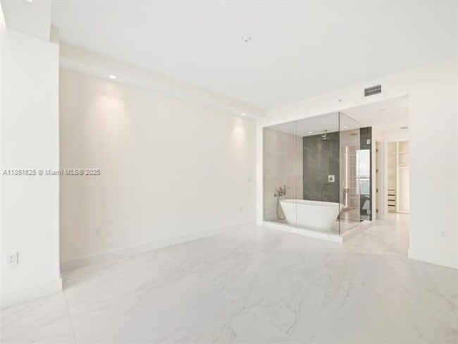 Building Photo - 700 NE 24th St