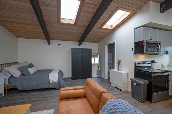 Building Photo - Fully Furnished Bungalow with Studio Living and Scenic Views in Tacoma!