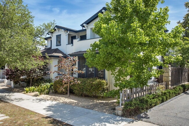 Building Photo - "Chic 1-Bed Retreat on Castillo: 870 Sq Ft...