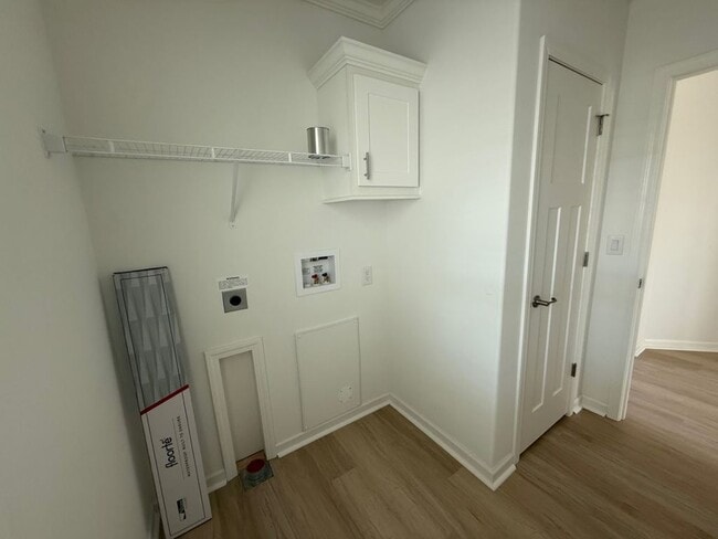 Building Photo - 4208 Queens Way