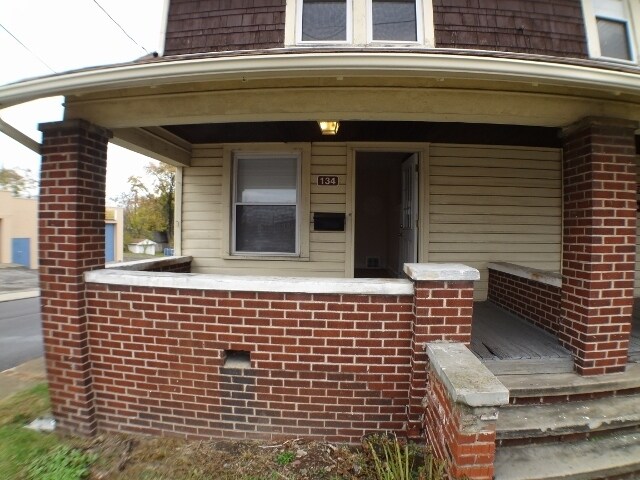 Building Photo - 136-136 Cleveland St