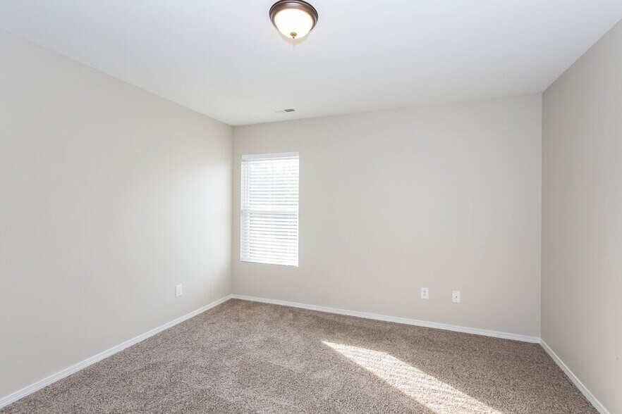 Building Photo - 4710 Larkhaven Village Dr