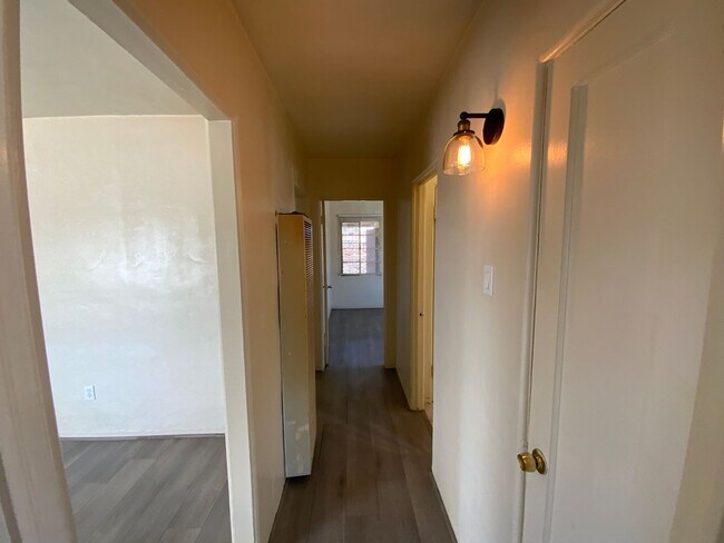 Building Photo - 2 Bedroom Single Story Home Available Near...