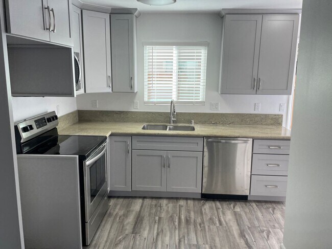Building Photo - Beautiful appartment, 2/1.5 with AC  & Pri...