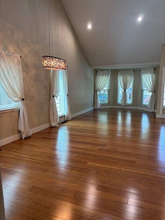 Building Photo - Large 4 Bedroom 3 bath Home, Plus Bonus Ro...