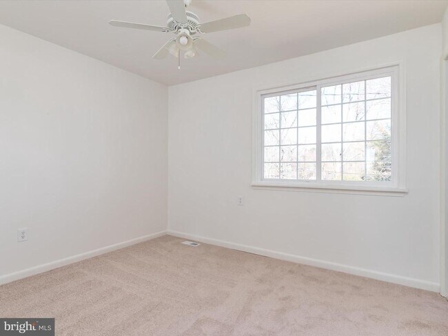 Building Photo - 402 S Cherry Grove Ave