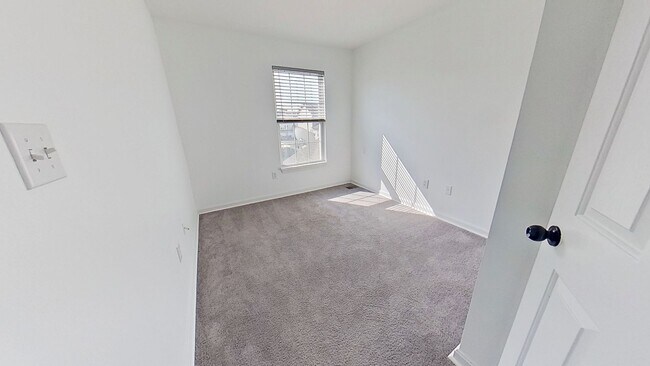 Building Photo - 450 Fisher Dr