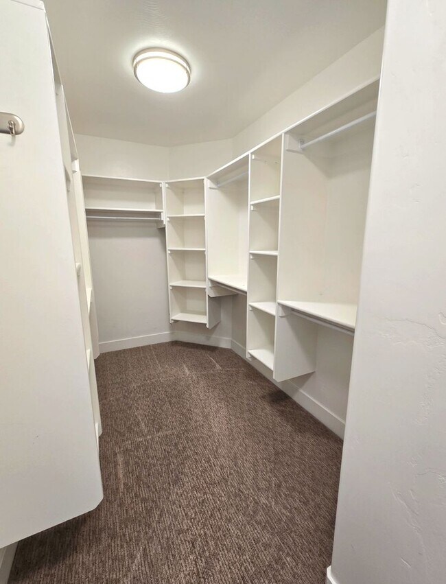 Building Photo - Gorgeous 6 Bedroom, 3 Bathroom Home in Mountain Bend in Ammon - By Real Property Management