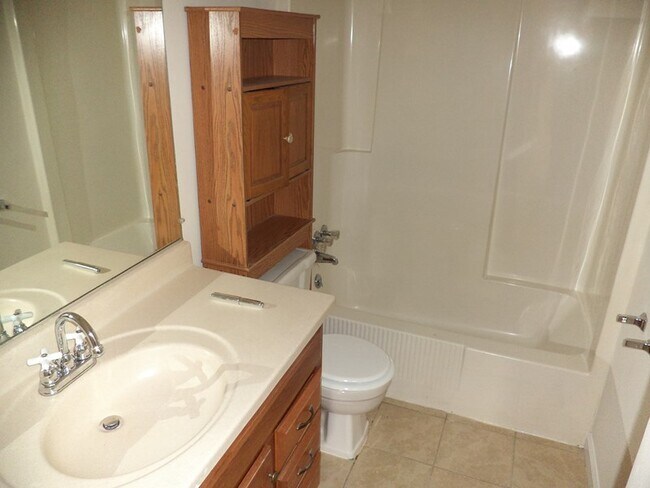 Building Photo - 4 Bedroom Single Family Home in Hampton