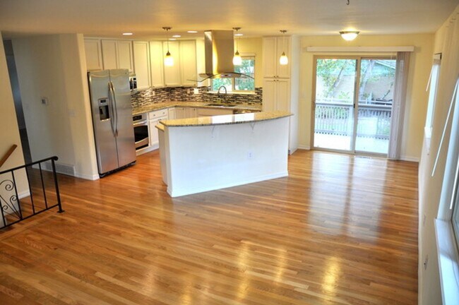 Building Photo - Beautiful 4 Bedroom Split-Level Home with Fenced Yard