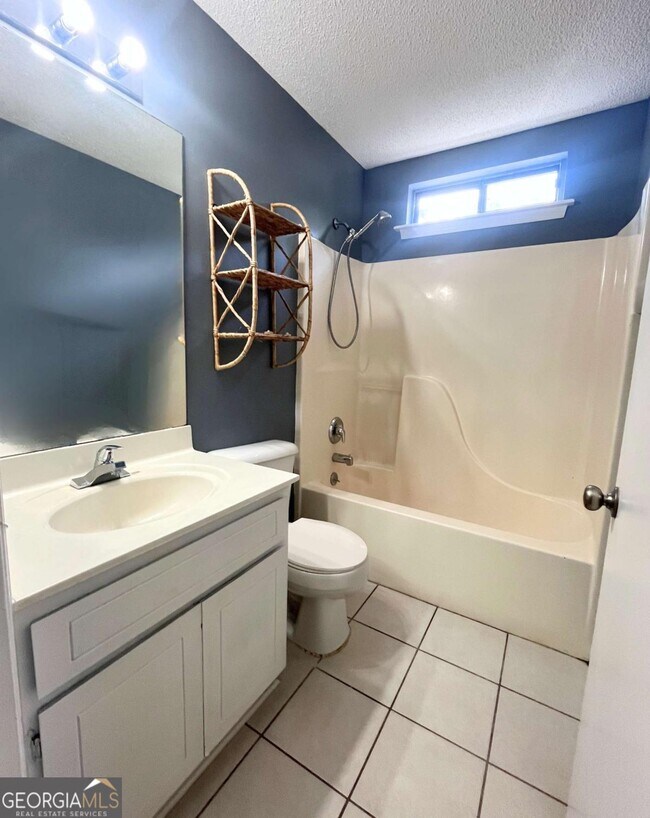 Building Photo - 317 Lake View Dr