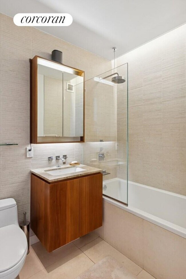 Building Photo - 555 W 59th St