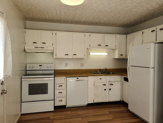 Kitchen - 4848 Charlton Ct