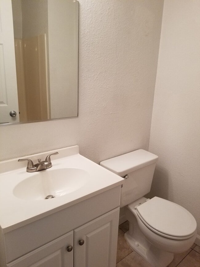 Building Photo - 3 Bedroom 2 Bath Home In East Redding