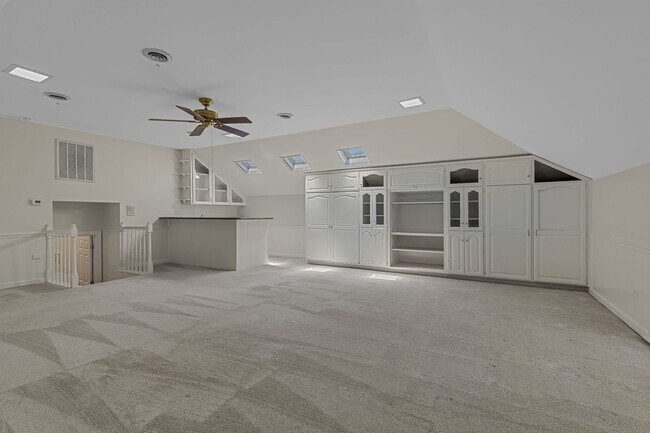 Building Photo - AVAILABLE NOW-- 4-Bed/5-Bath in the heart ...