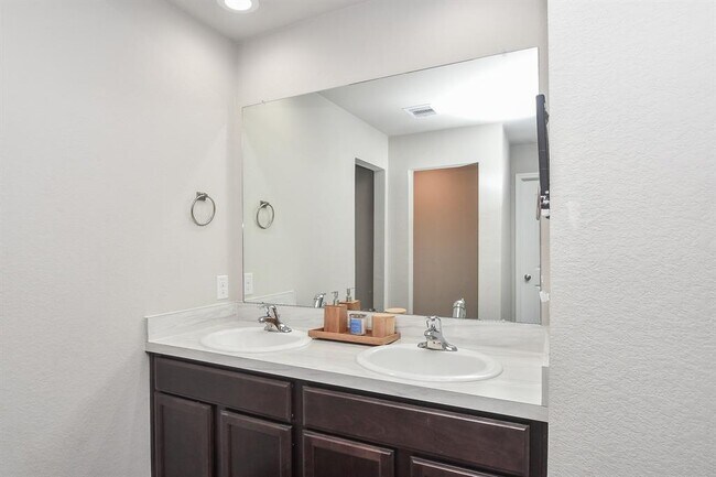 Building Photo - 21602 Victoria Harbor Dr