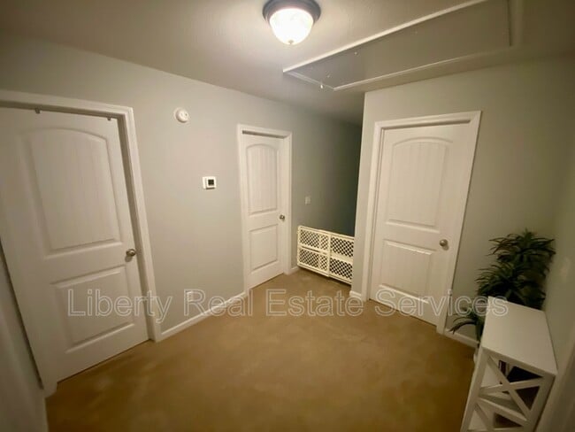 Building Photo - 162 Carriage Way
