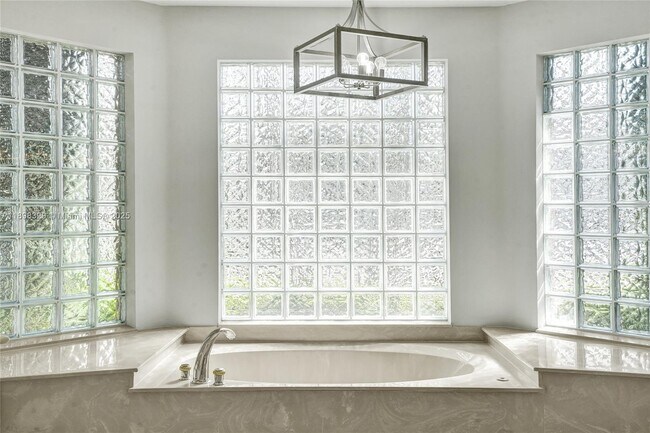 Building Photo - 2553 Jardin Manor