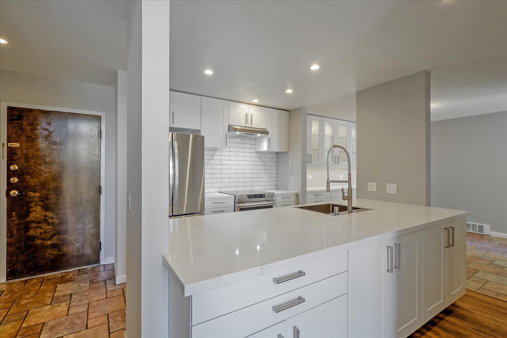 Building Photo - 2101 Shoreline