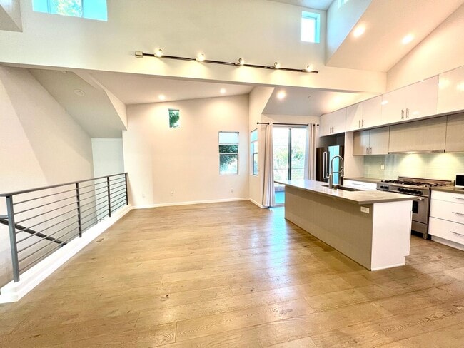 Building Photo - Santa Monica - Luxury Townhome w/ Loft!  (...