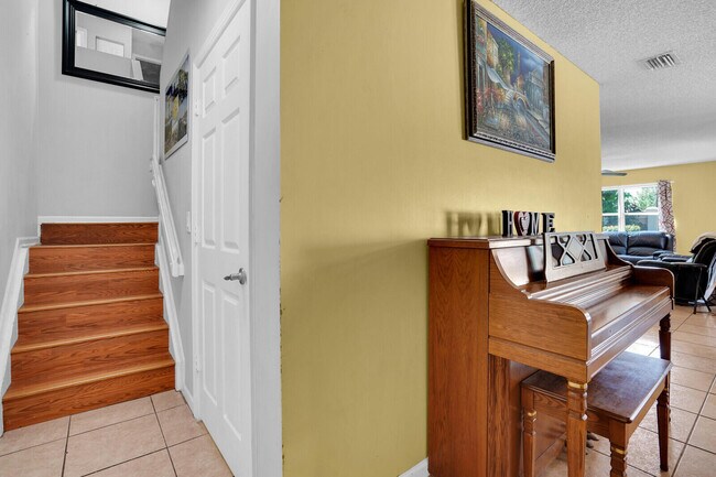 Building Photo - 3331 Commodore Ct