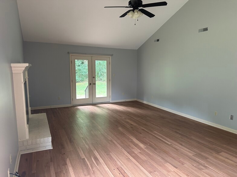 Building Photo - 275 Woodcastle Dr