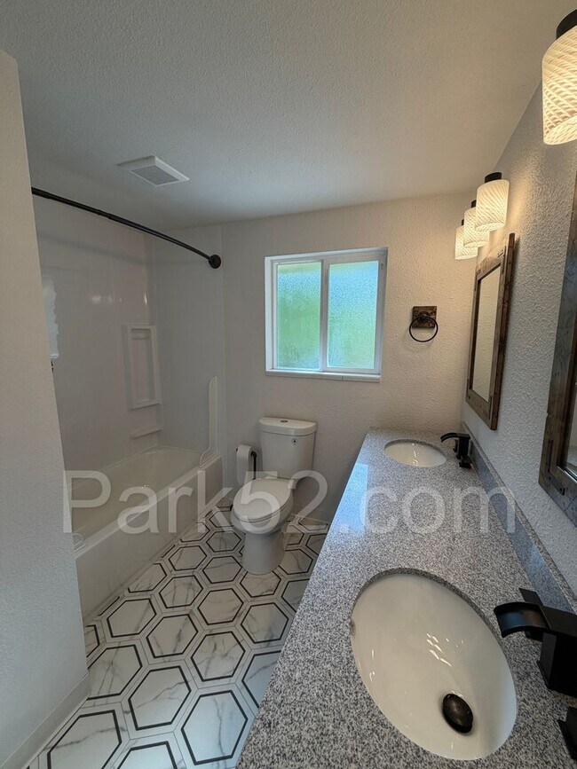 Building Photo - Newly Remodeled 3 Bedroom Duplex