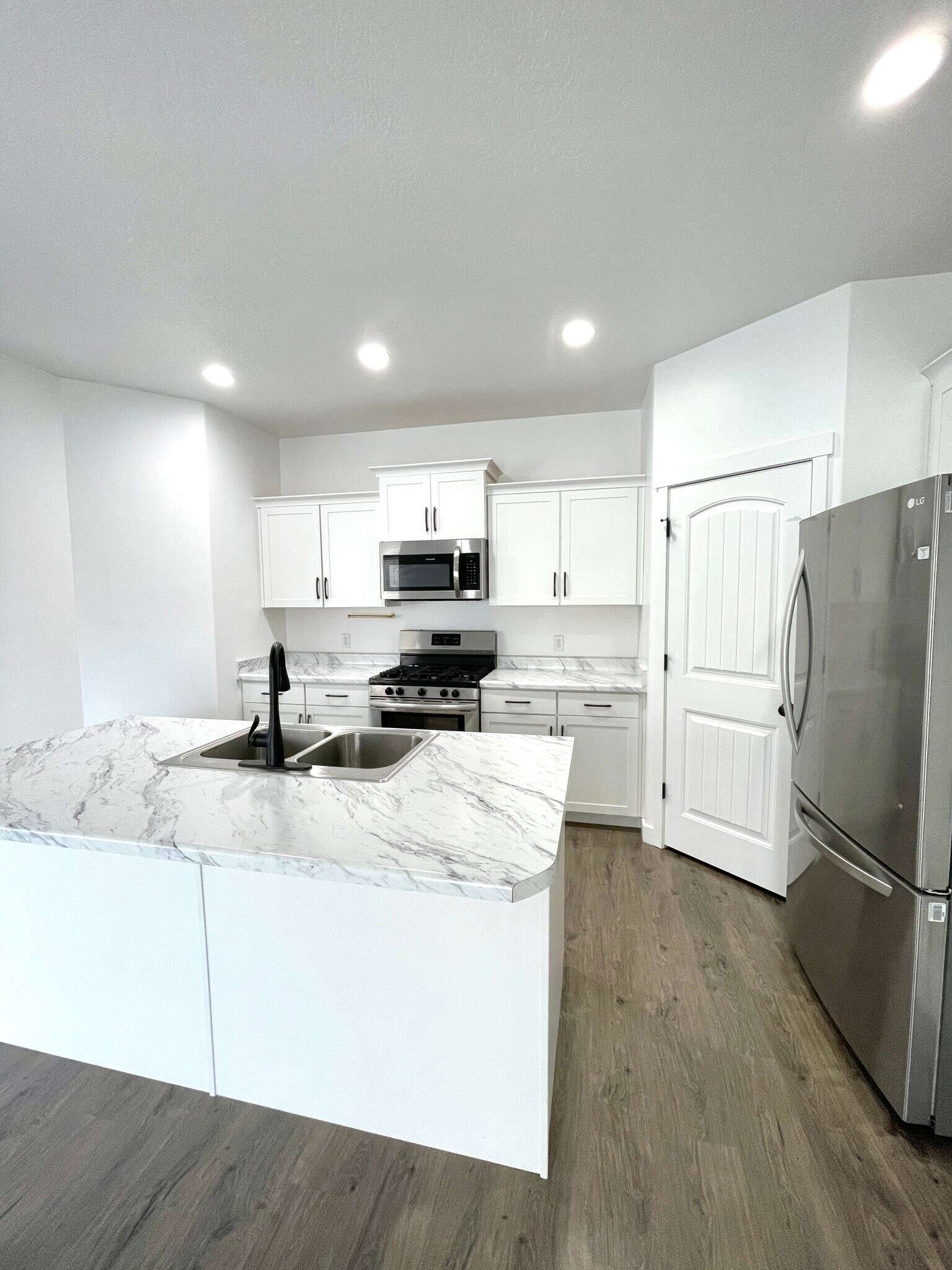 Building Photo - 561 S Ravenwood Ln