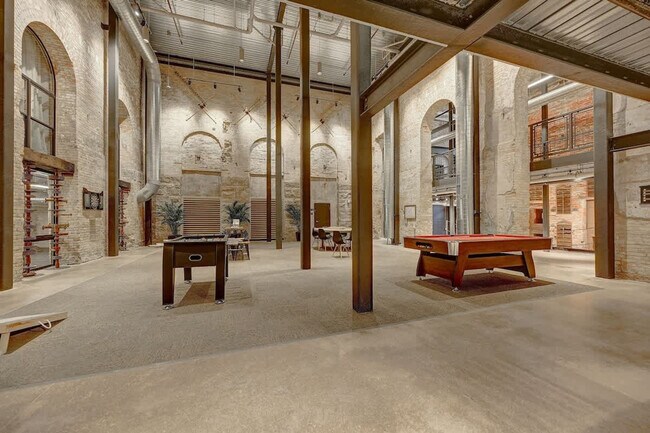 Building Photo - 1011 W Juneau Ave