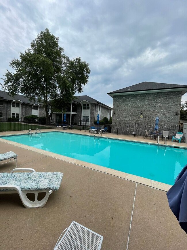 Building Photo - Non conforming 2 bed / 2 bath