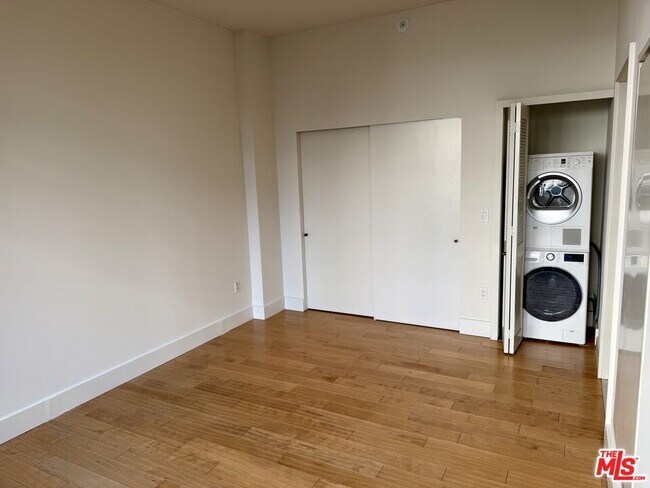 Building Photo - 460 S Spring St