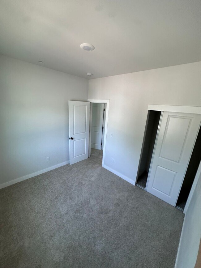 Building Photo - 2 bedroom upstairs apartment in quiet neig...