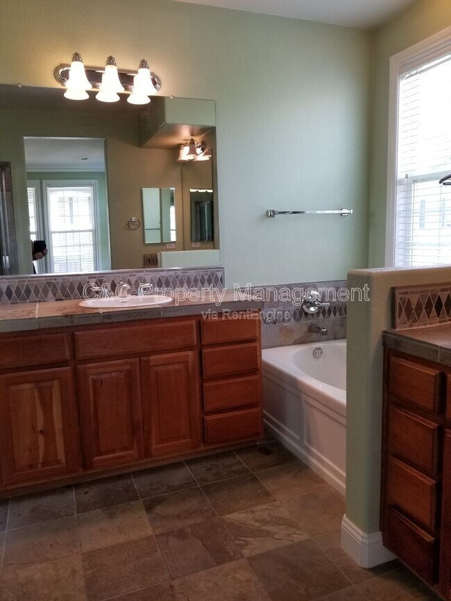 Building Photo - 3687 Whitworth Dr