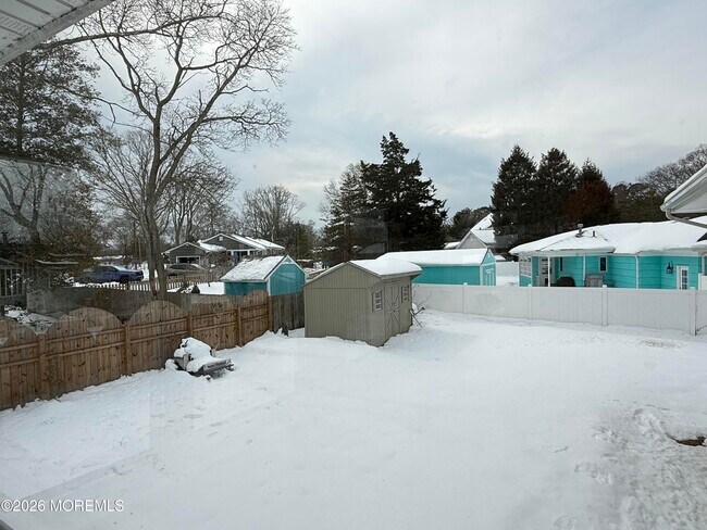 Building Photo - 63 Shorewood Dr