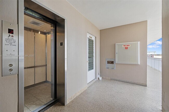 Building Photo - 2880 NE 33rd Ct