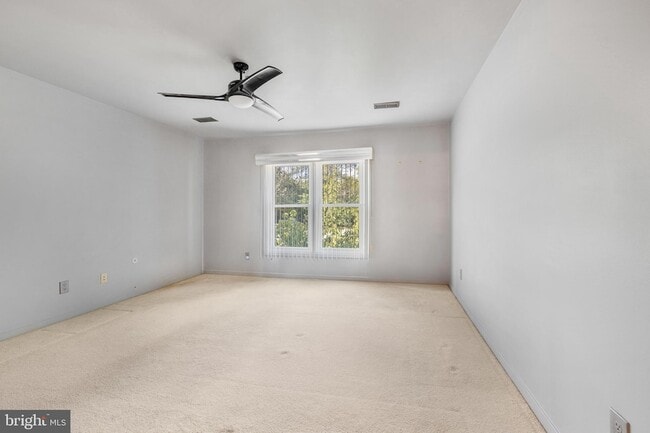 Building Photo - 5213 Le Parc Dr