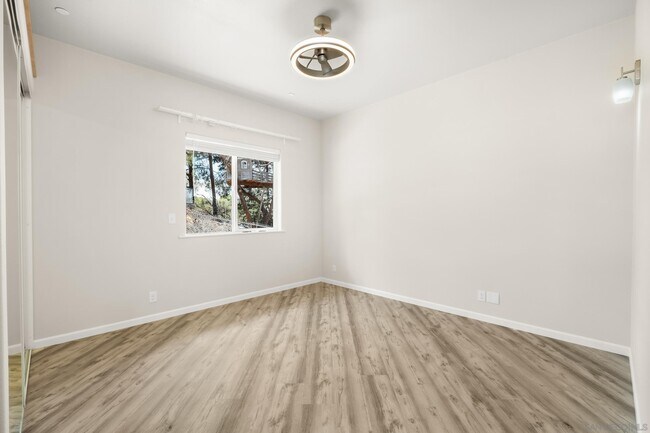 Building Photo - 9427 Vista Dr