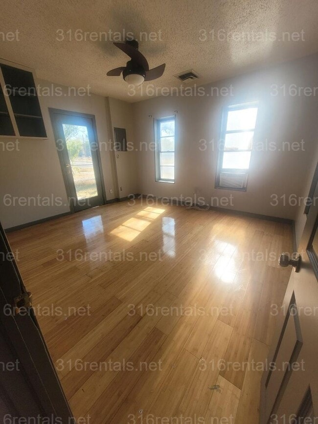 Building Photo - $850 - 2 bed 1 bath - Single Family Home